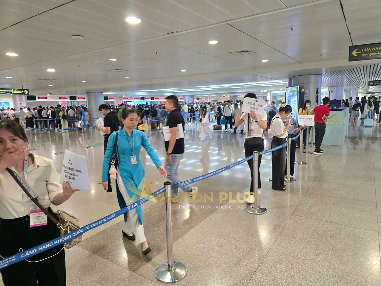 Nhân viên Fast Track đón khách đi lối riêng