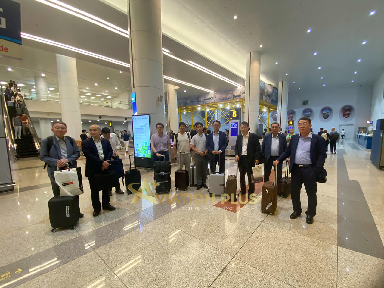 Đoàn khách chuyên gia quốc tế sử dụng dịch vụ Fast Track Sân Bay