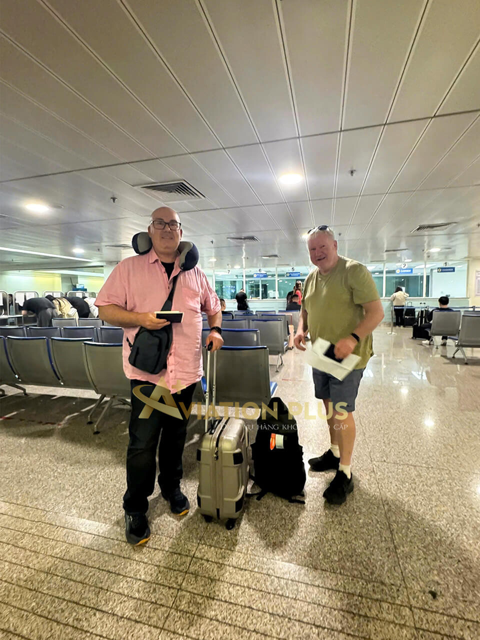 2 khách quốc tế tại sảnh chờ dịch vụ fast track