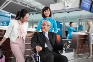 Dịch Vụ Hỗ Trợ Người Già Đi Máy Bay Một Mình