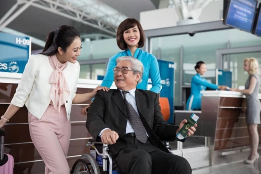 Dịch Vụ Hỗ Trợ Người Già Đi Máy Bay Một Mình