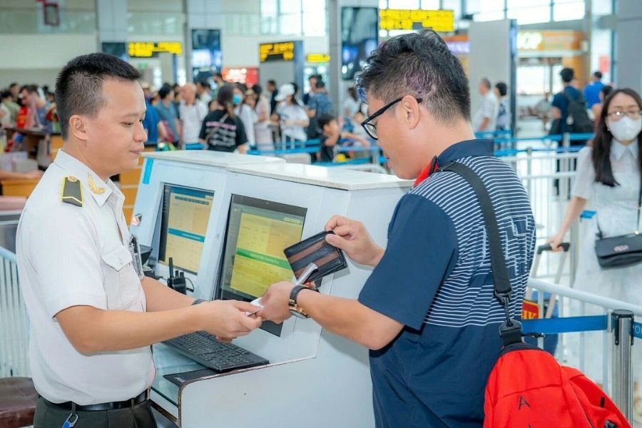 Hải Quan Kiểm Tra Tiền Mặt Và Tài Sản Mang Theo Như Thế Nào