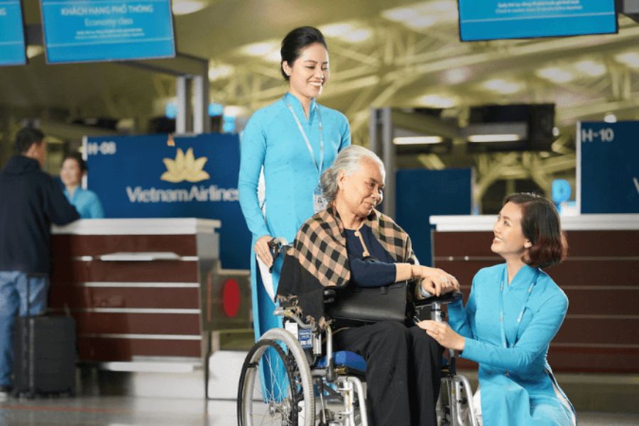 Người Lớn Tuổi Thường Gặp Khó Khăn Gì Khi Đi Máy Bay Một Mình
